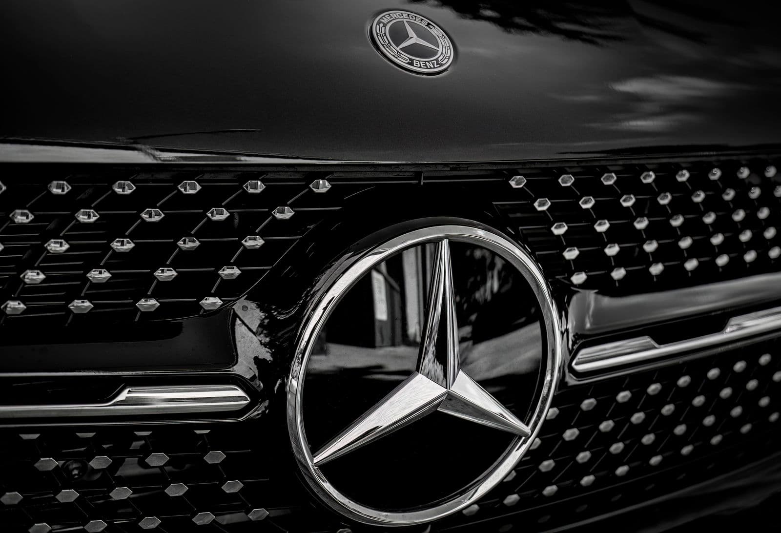 Mercedes-Benz star and grille in gloss black